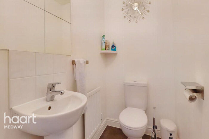 3 Bedroom Semi-Detached House To Rent In Brooks Place, Rochester, ME2