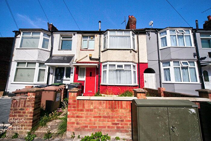 3 Bedroom Terraced House For Sale In Shelley Road, Luton, Bedfordshire, LU4