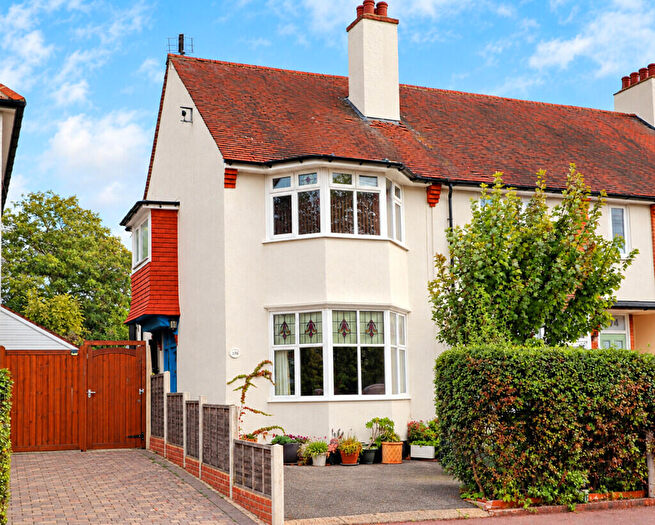 2 Bedroom Semi-Detached House For Sale In Leigh On Sea, SS9