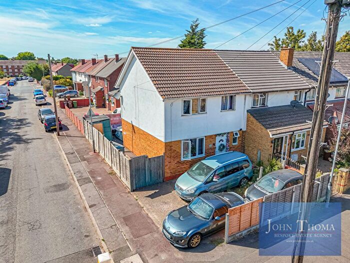 3 Bedroom Terraced House For Sale In Padnall Road, Romford, RM6