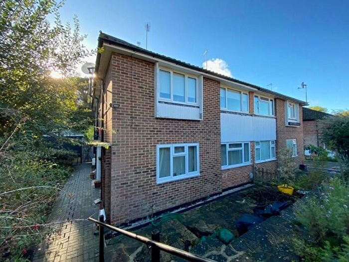 2 Bedroom Maisonette For Sale In Vernon Crescent, Barnet, EN4