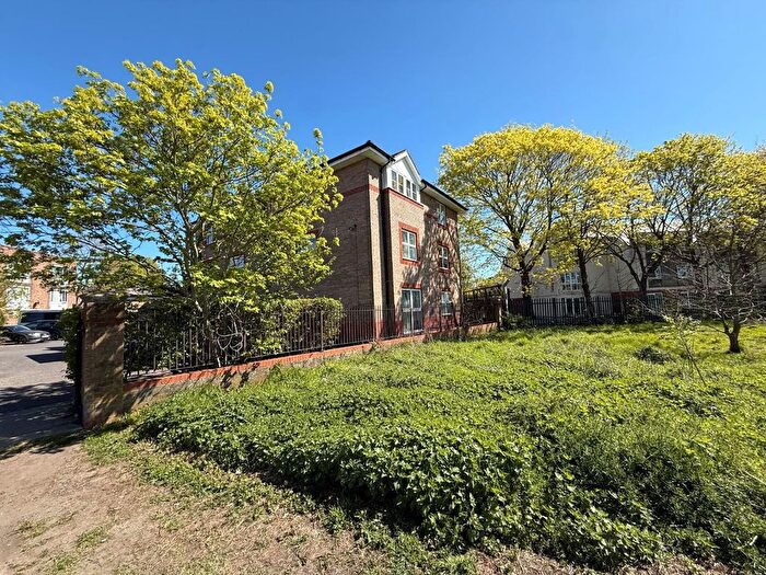 2 Bedroom Flat For Sale In Douglas Road, Staines-Upon-Thames, TW19