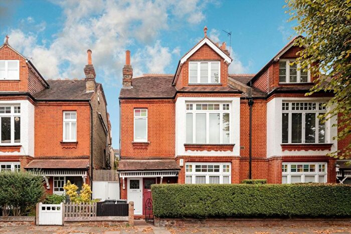 3 Bedroom Flat To Rent In Gainsborough Road, Chiswick, W4