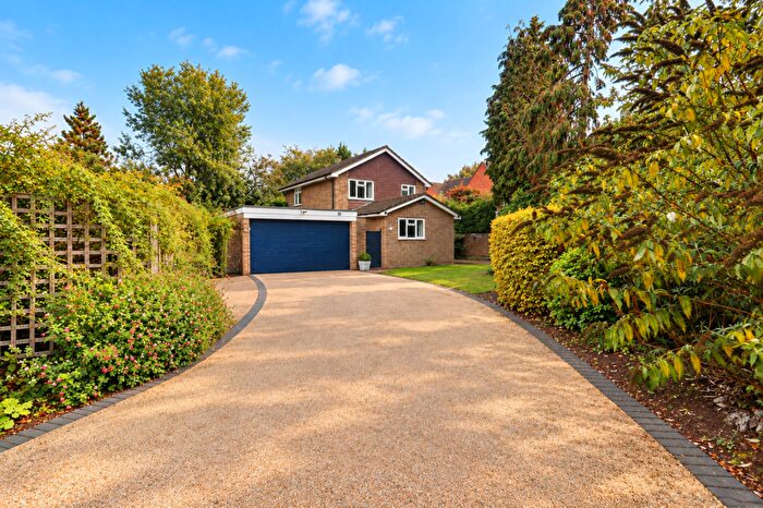 4 Bedroom Detached House For Sale In Blakeden Drive, Claygate, KT10