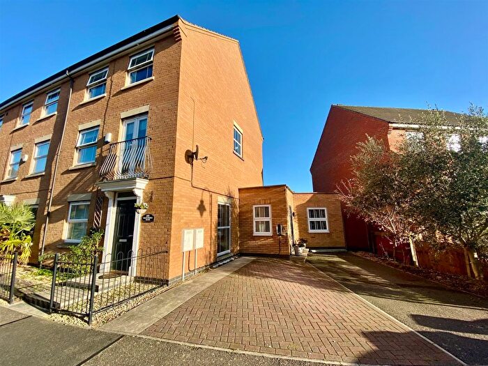 5 Bedroom Town House For Sale In Buckthorn Road, Hampton Hargate, Peterborough, PE7
