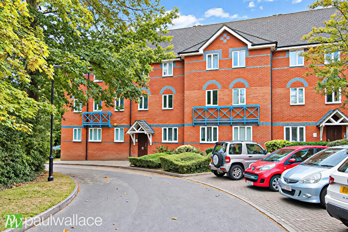3 Bedroom Apartment For Sale In St. Cross Court, Hoddesdon | / Bedrooms | Sq Ft | Two Parking Spaces | Year Lease | Chain Free, EN11