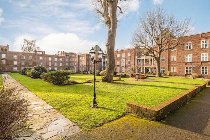 2 Bedroom Flat For Sale In St. Andrew's Square, Surbiton, KT6