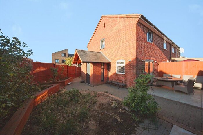 2 Bedroom Semi-Detached House For Sale In Bunting Road, Luton, LU4