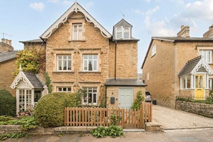 3 Bedroom Semi-Detached House For Sale In Distons Lane, Chipping Norton, OX7