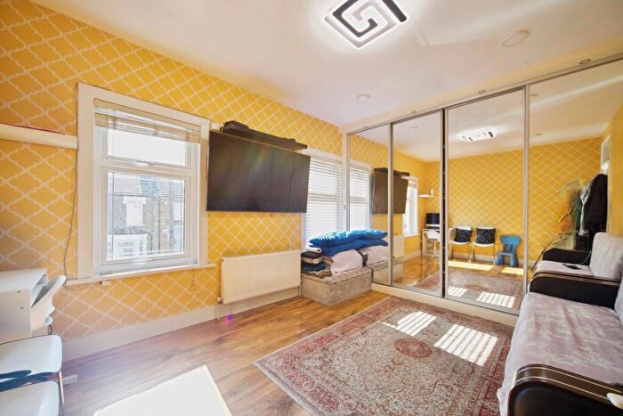 2 Bedroom Maisonette For Sale In South Esk Road, Forest Gate, London, E7