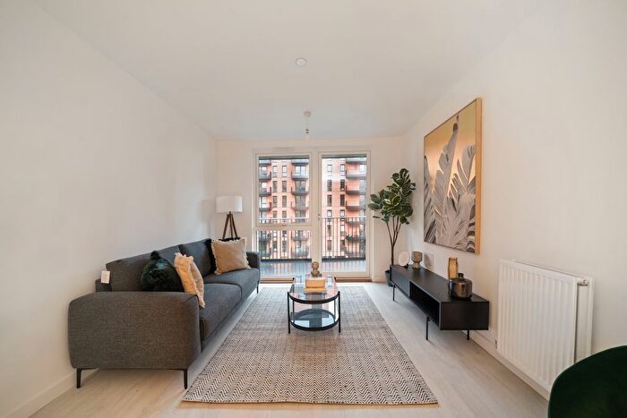 2 Bedroom Flat To Rent In Arusha Court, Farine Avenue, Hayes, Hayes, UB3