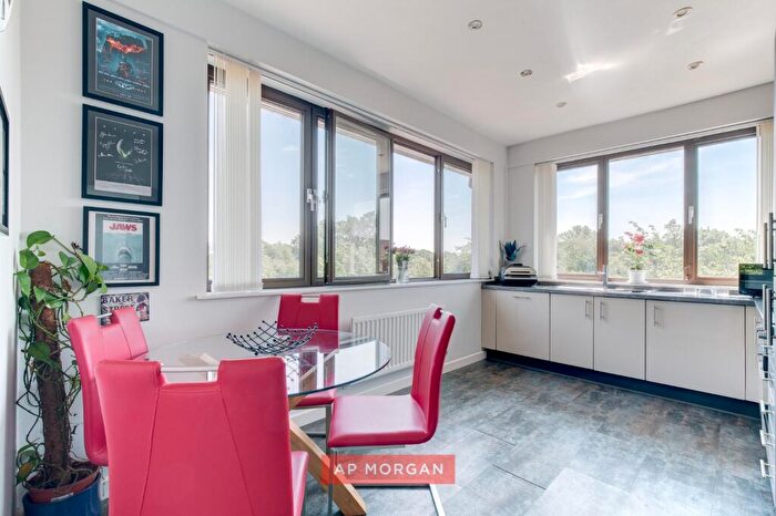 2 Bedroom Apartment For Sale In Stratford Road, Solihull, West Midlands, B94