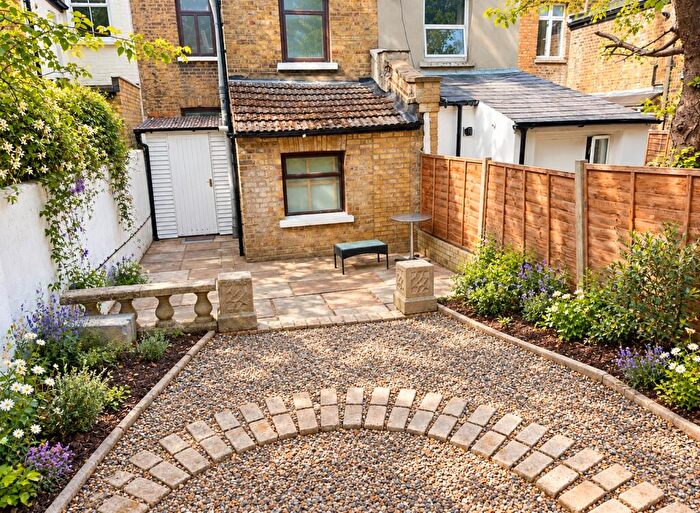 4 Bedroom Flat To Rent In Ada Road London, SE5