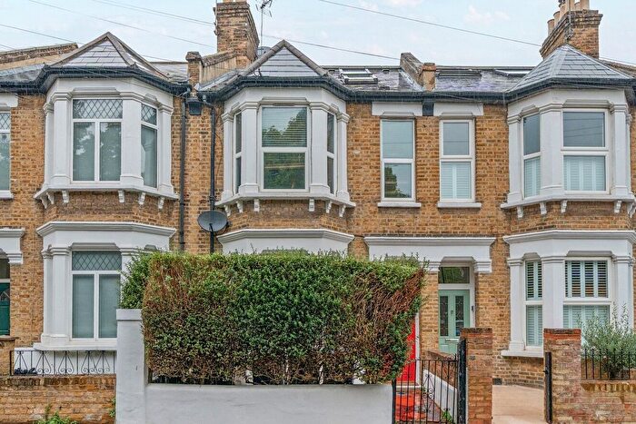 2 Bedroom Flat For Sale In Leythe Road, Acton, London, W3