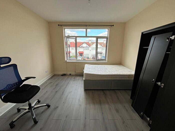 2 Bedroom Flat To Rent In Westerham Avenue, London, N9