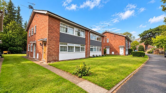 2 Bedroom Maisonette For Sale In Petersham Close, Byfleet, KT14