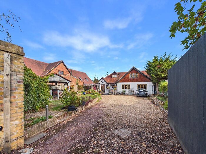 5 Bedroom Chalet For Sale In Middlegreen Road, Langley, Berkshire, SL3