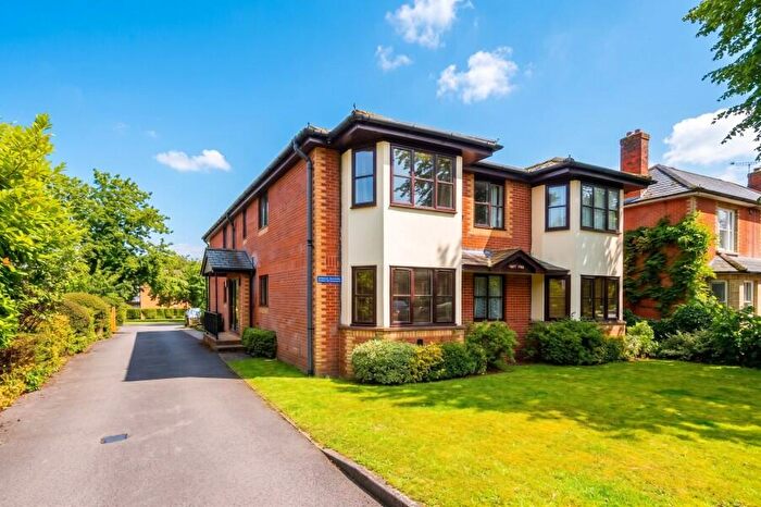 Apartment To Rent In Woking, Surrey, GU22