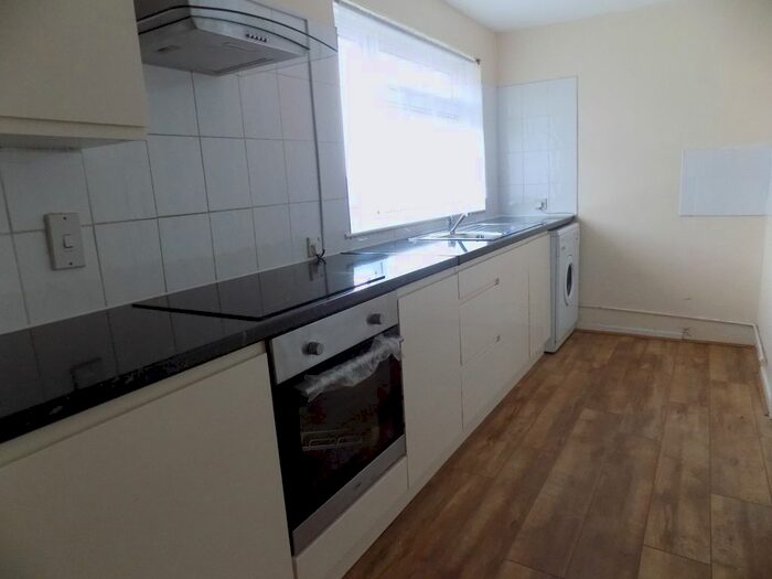 2 Bedroom Flat To Rent In Morris Close, Luton, Bedfordshire, LU3