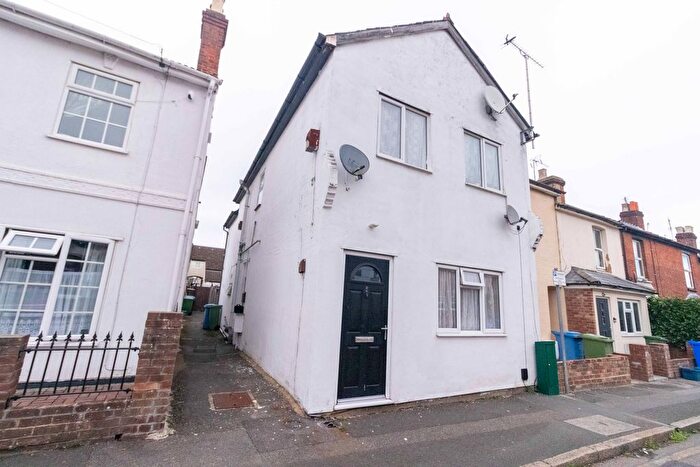 1 Bedroom Maisonette For Sale In Elms Road, Aldershot, Hampshire, GU11