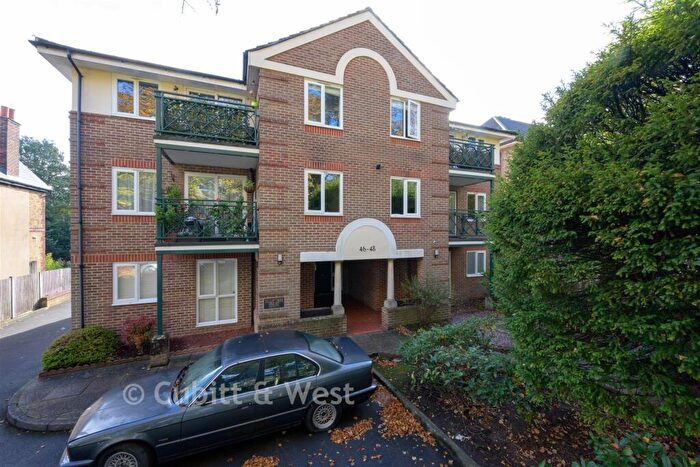 2 Bedroom Flat For Sale In The Crescent, Belmont, Sutton, Surrey, SM2