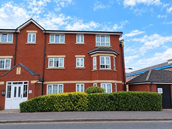 2 Bedroom Flat To Rent In Watling Gardens, Dunstable, LU6