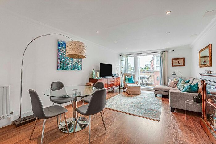 2 Bedroom Flat To Rent In Twickenham Road, Teddington, Middlesex, TW11