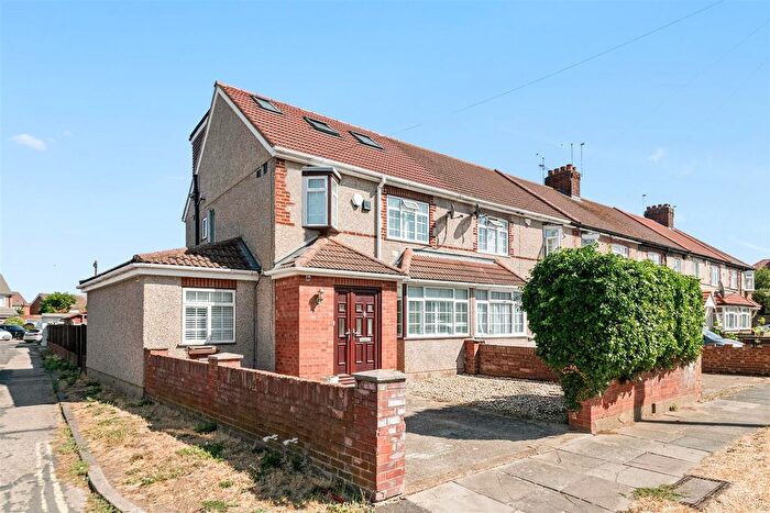 5 Bedroom End Of Terrace House For Sale In Lela Avenue, Hounslow, TW4