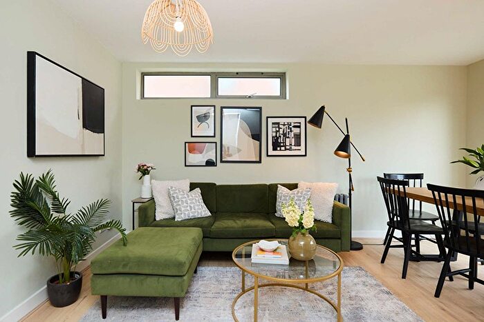 3 Bedroom Flat To Rent In Stoke Newington, N16