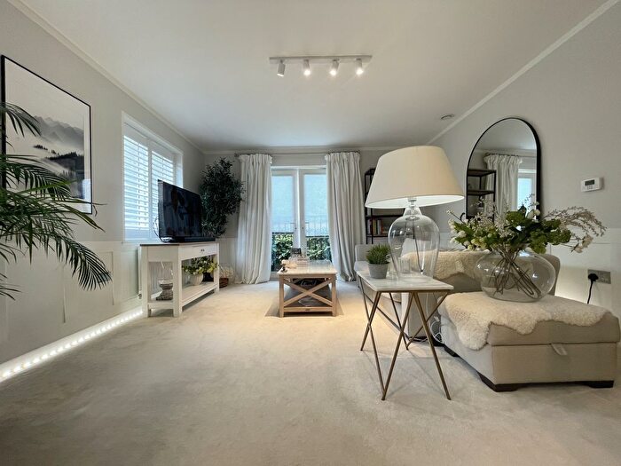 2 Bedroom Flat For Sale In Hazelbourne Avenue, Sevenoaks, TN15
