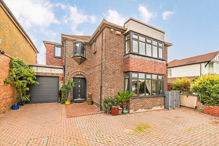 4 Bedroom Detached House For Sale In Tolworth Rise South, Surbiton, KT5