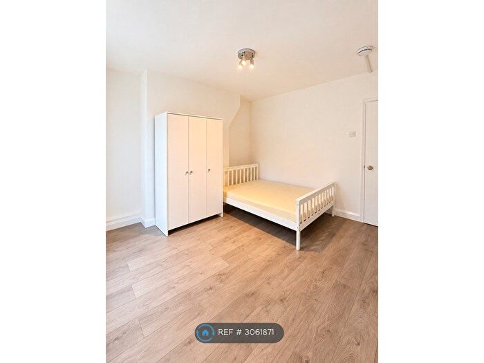 2 Bedroom Flat To Rent In Newcourt House, London, E2