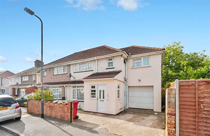 5 Bedroom Semi-Detached House For Sale In Rutland Avenue, Slough, SL1