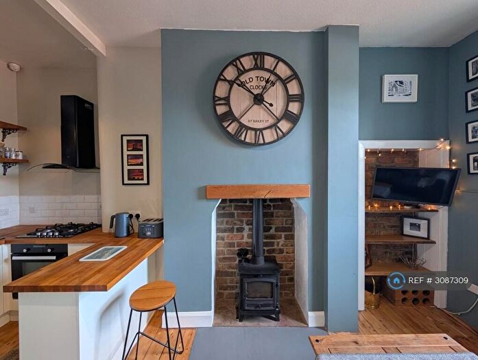 2 Bedroom Flat To Rent In Rossie Place, Edinburgh, EH7