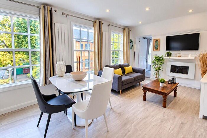 2 Bedroom Apartment For Sale In Lower King's Road, Berkhamsted, HP4