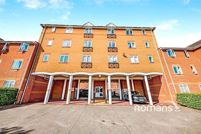 2 Bedroom Flat For Sale In Ascot Court, Aldershot, Hampshire, GU11