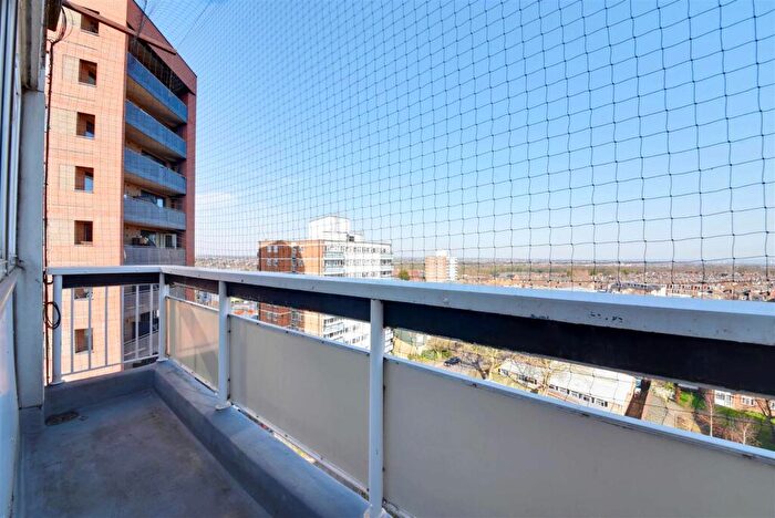 2 Bedroom Apartment For Sale In Prospect Ring, East Finchley, N2