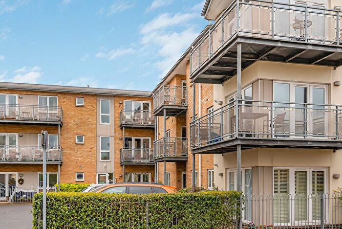 2 Bedroom Flat For Sale In Bridge Wharf, Chertsey, Surrey, KT16