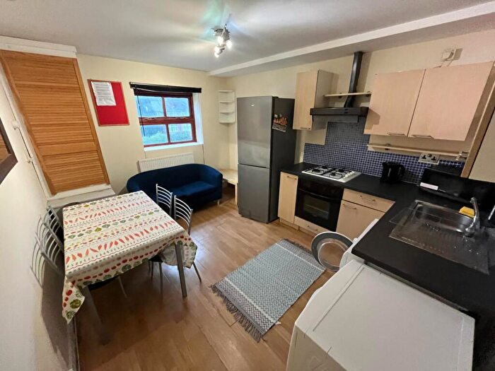3 Bedroom Flat To Rent In Kelso Heights, Belle Vue Road, Hyde Park, Leeds, West Yorkshire, LS3