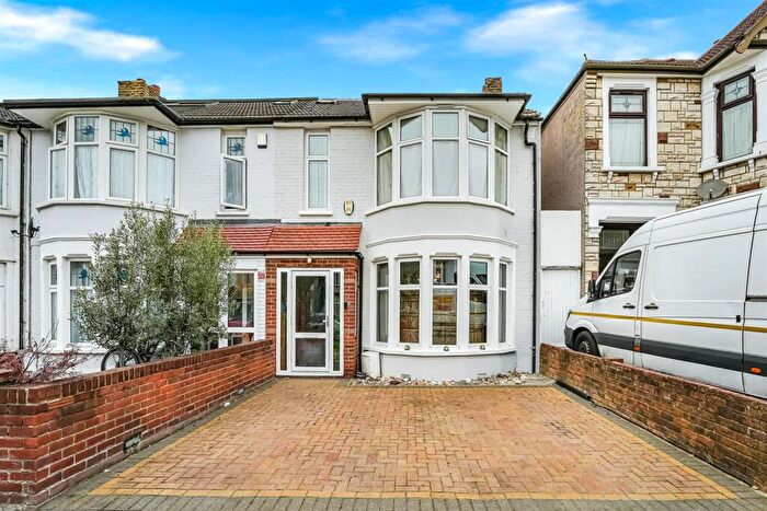 3 Bedroom End Of Terrace House For Sale In Cambridge Road, Ilford, IG3