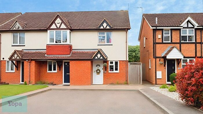 2 Bedroom End Of Terrace House For Sale In Farmbrook, Luton, LU2