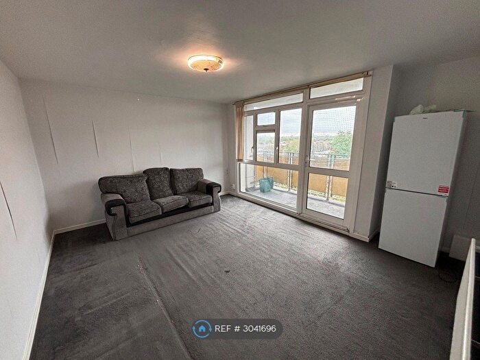 2 Bedroom Flat To Rent In Addison Way, Hayes, UB3
