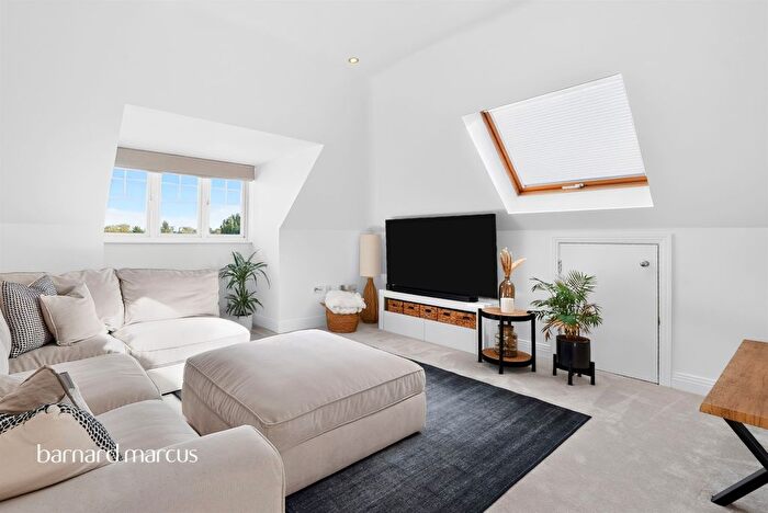 2 Bedroom Flat For Sale In Thorpe Road, Staines-Upon-Thames, TW18