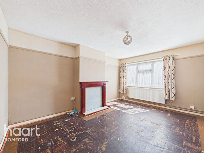 2 Bedroom Maisonette For Sale In Chelmsford Avenue, Romford, RM5