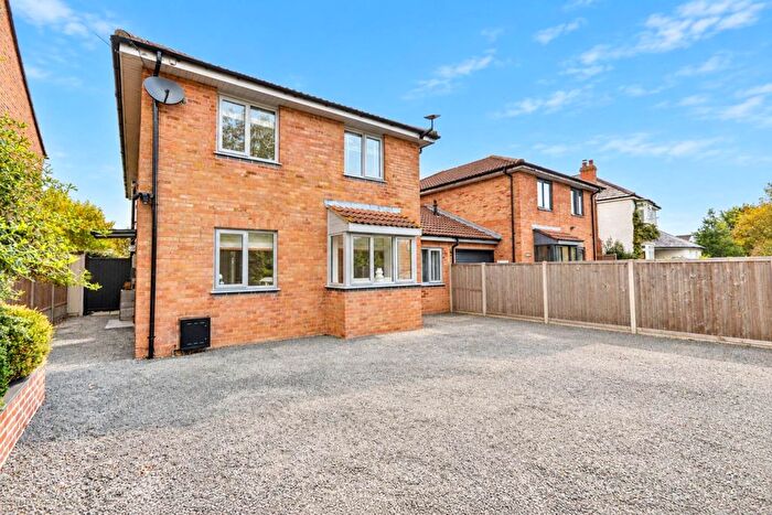 4 Bedroom Link Detached House For Sale In Station Road, Eckington, Worcestershire, WR10