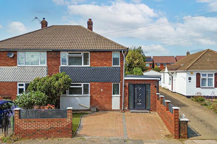 4 Bedroom Semi-Detached House For Sale In Luton, Bedfordshire, LU2
