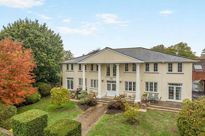 3 Bedroom Flat For Sale In Tudor Close, Chichester, PO19