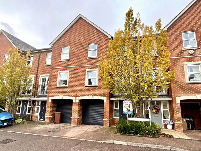 3 Bedroom Town House For Sale In Downland Walk, Walderslade, Chatham, Kent, ME5