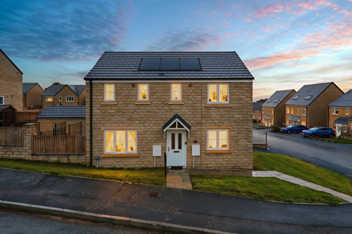 3 Bedroom Detached House For Sale In Crooked Road, Bradford, BD10
