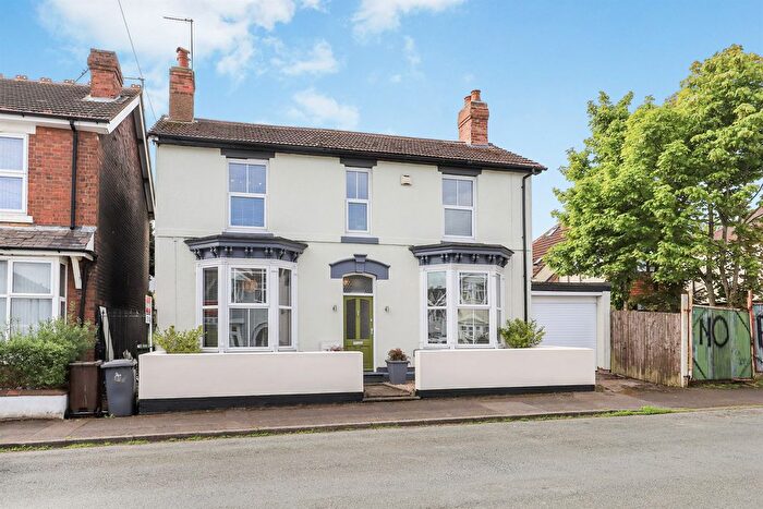 3 Bedroom Detached House For Sale In Chetwynd Road, Blakenhall, Wolverhampton, WV2